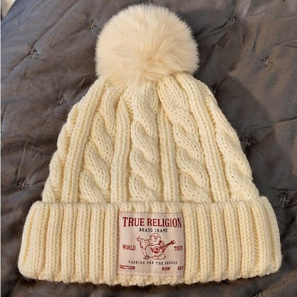 NWOT True Religion Beanie UNISEX OSFM Acrylic Cable Knit Pom Outdoor Nature Cozy - Picture 1 of 5